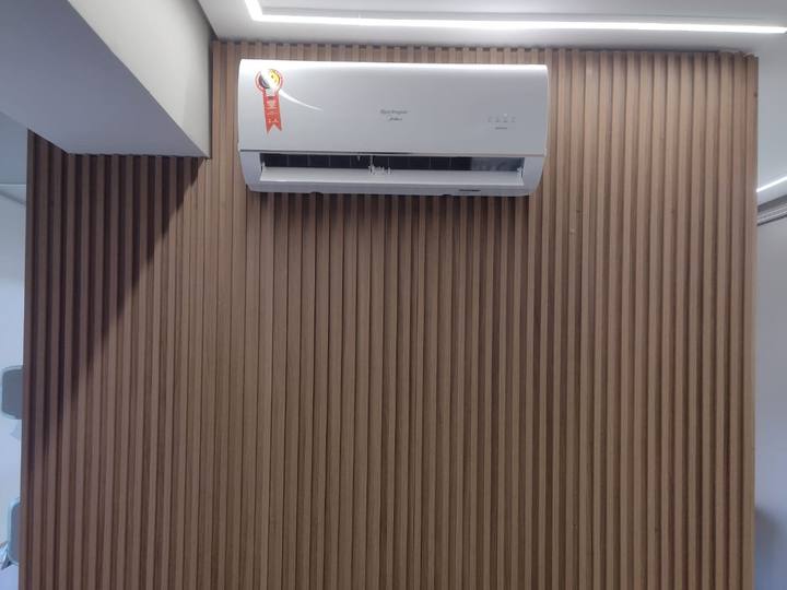 Ar-condicionado instalado em painel ripado