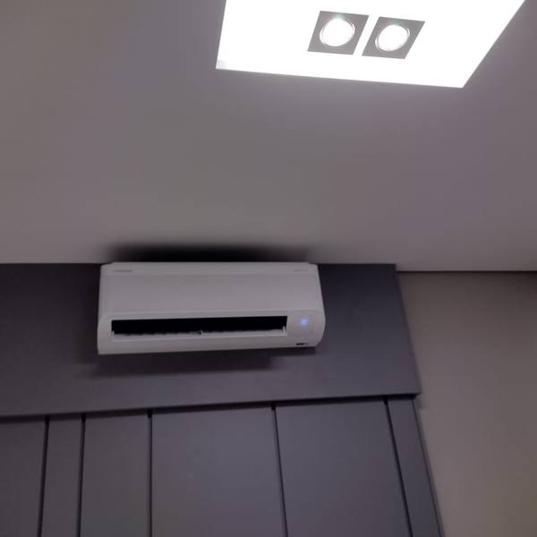 Ar-condicionado instalado em quarto