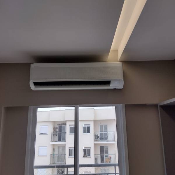 Ar-condicionado instalado acima da janela