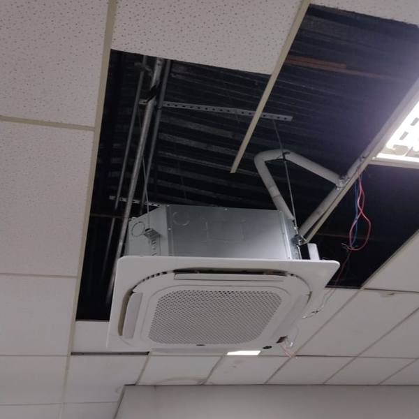 Ar-condicionado cassete em comércio