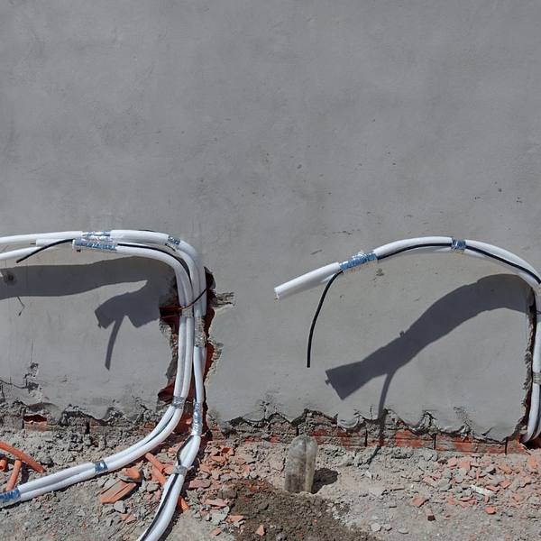 Infraestrutura de tubulação em obra